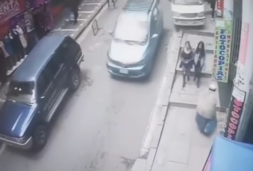 Aprehenden al chofer que atropelló y dejó heridas a dos jóvenes en pleno centro de La Paz
