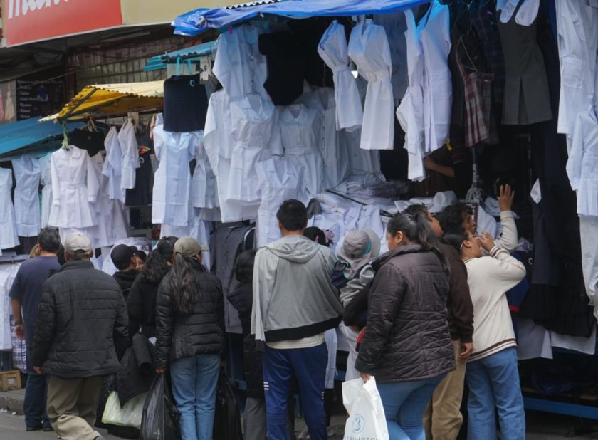 Clases: Activan control para evitar imposición de uniformes, compras direccionadas y alza de precios