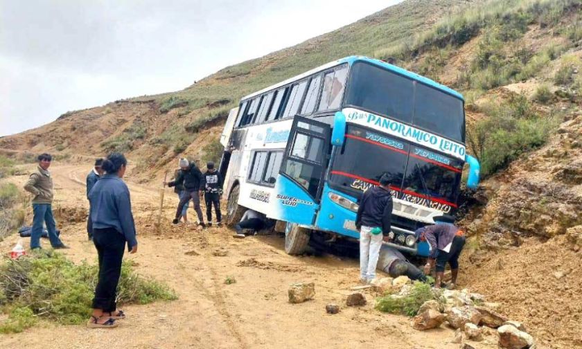 Siguen situación de caminos y escuelas por efectos de lluvias
