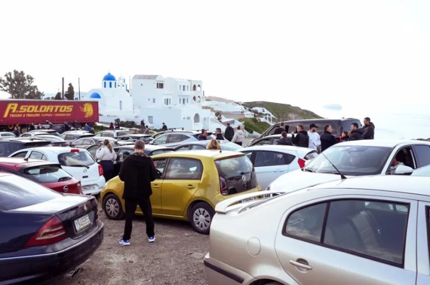 Unas 9.000 personas abandonan la isla griega de Santorini por temor a la oleada de terremotos