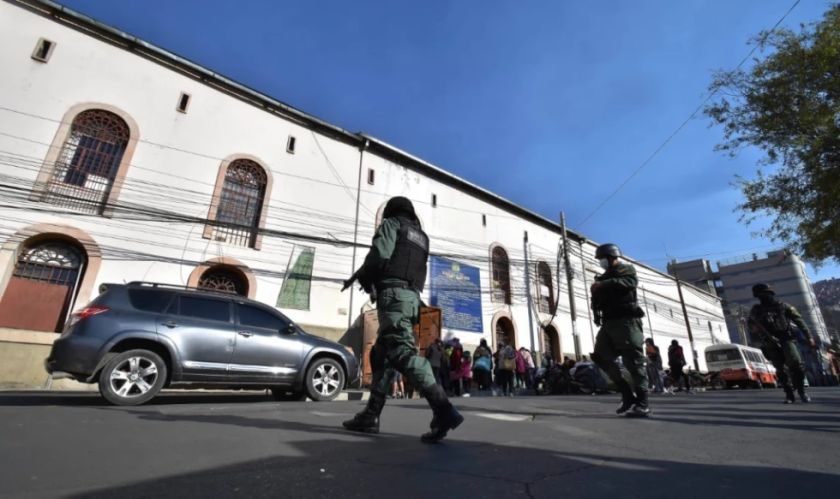 Quería volver con su esposa: Envían a la cárcel a hombre que presuntamente agredió a su esposa e hijos con un martillo