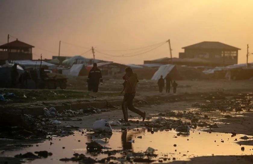 Fuertes lluvias en Gaza inundan cientos de tiendas de campaña que albergaban a miles de desplazados