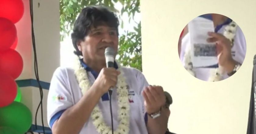 Evo Morales explica con un tríptico su anhelo de ser candidato