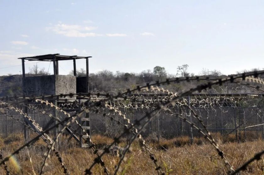EE.UU. difunde un video del primer vuelo hacia Guantánamo con migrantes arrestados