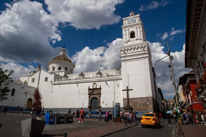 Ecuador vota en una difícil coyuntura: contracción del PIB, déficit y crisis energética