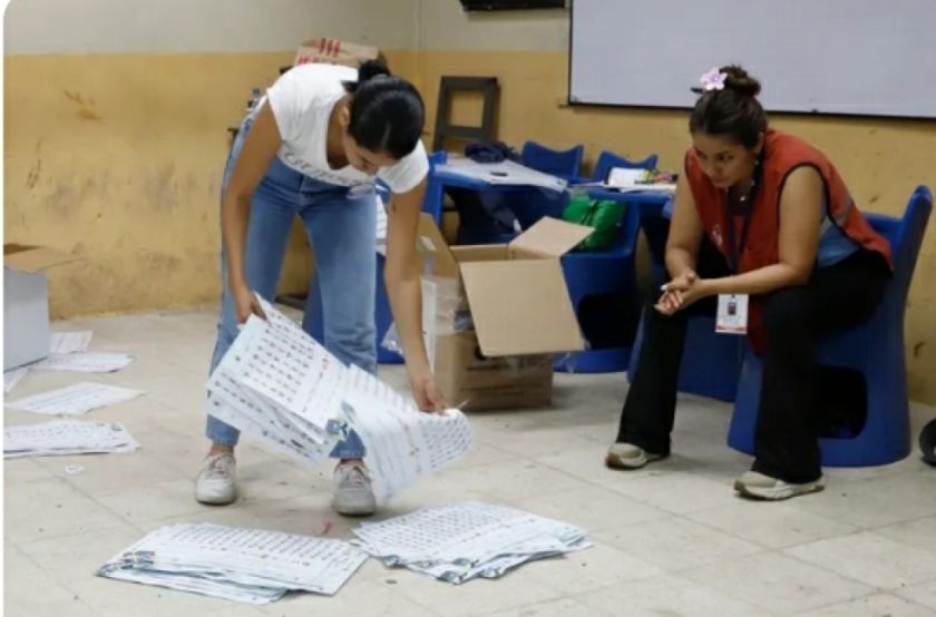 Noboa y González se disputan de igual a igual la Presidencia de Ecuador 
