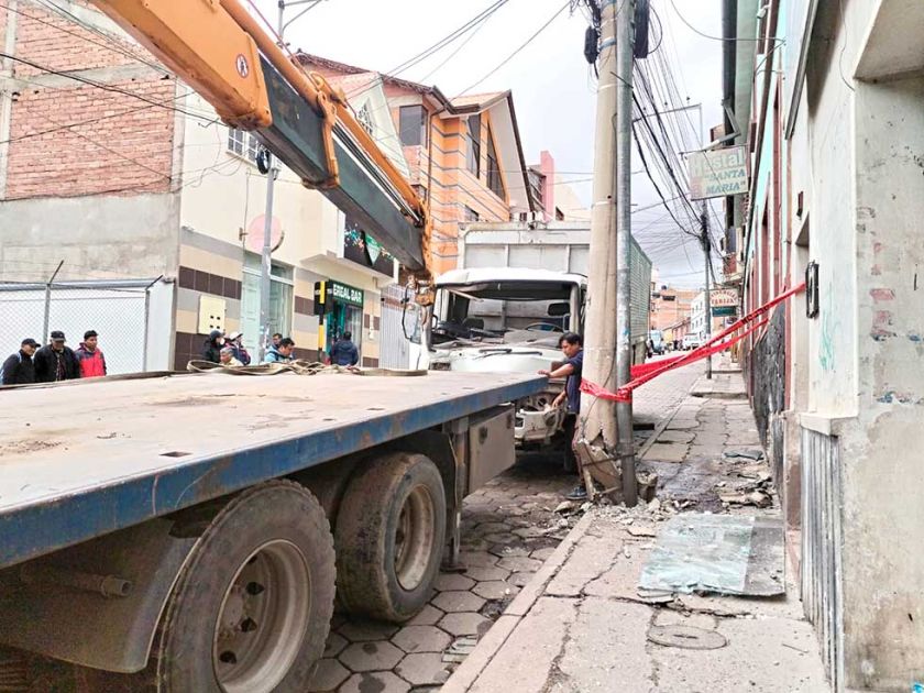 Camión frigorífico causa  pánico tras estrellarse