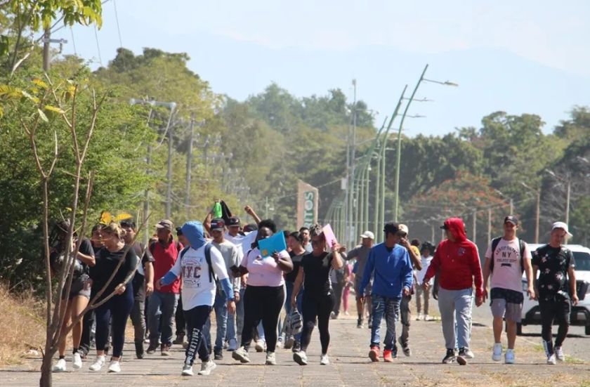 Migrantes batallan para volver a sus países o quedarse en México tras la llegada de Trump