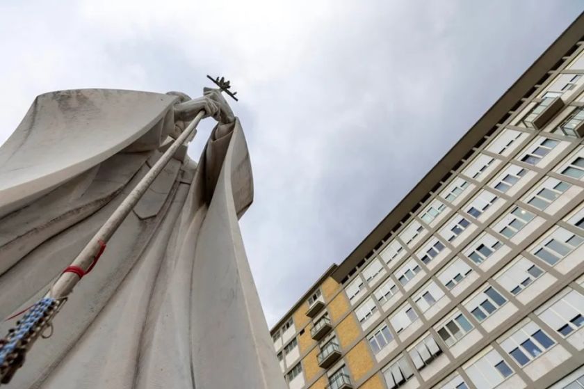 El Papa dice que aún necesita tratarse la bronquitis y agradece el cuidado de los médicos