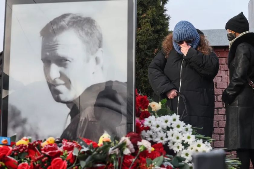 Cientos de moscovitas rinden tributo a la memoria de Navalni en primer aniversario su muerte