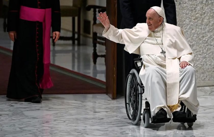 El Papa se levanta y se puede sentar, mientras sigue el tratamiento para la neumonía bilateral que padece