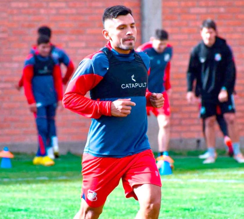 Jugadores de la banda roja miran de reojo el duelo de la Sudamericana
