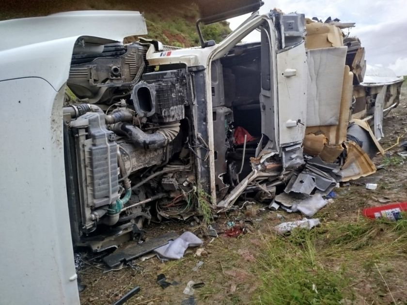 Potosí: Chofer de cisterna volcada es rescatado por transeúntes en peligroso accidente