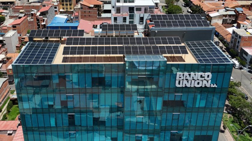 Banco Unión S.A. impulsa la sostenibilidad con la instalación de paneles solares en sus edificios