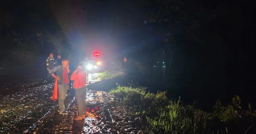 Cae una vagoneta a un río de Cochabamba: Reportan dos heridos y cinco desaparecidos