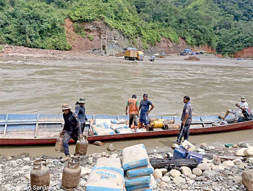 Trasbordo en bote para cruzar un río en Tipuani