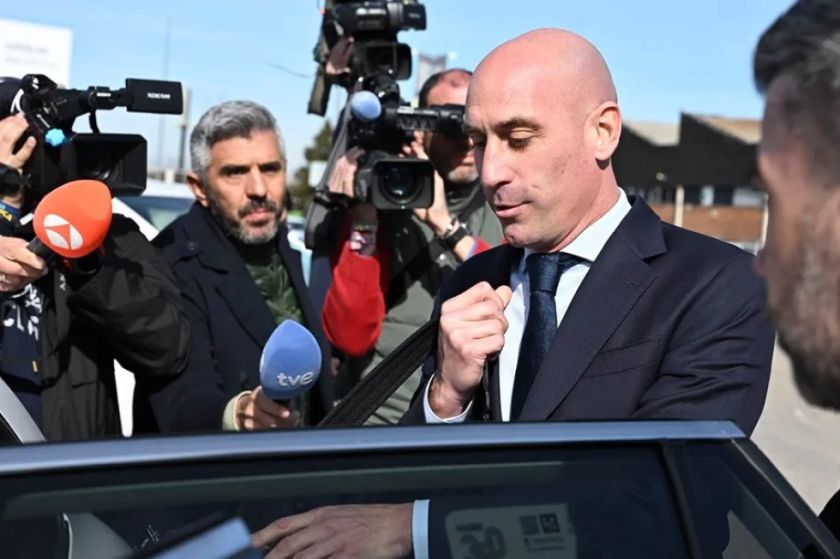 Luis Rubiales, condenado a 10.800 euros de multa por agresión sexual por el beso a Jenni Hermoso