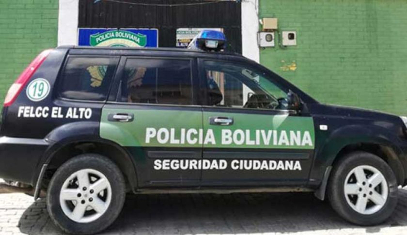 Sorprenden a funcionarios municipales de El Alto ebrios en un vehículo oficial