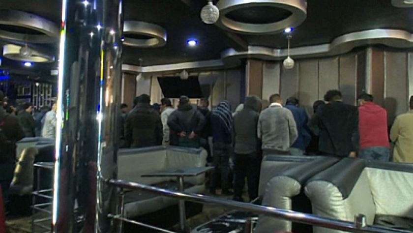 La Paz: Intervienen local clandestino y arrestan a 60 infractores