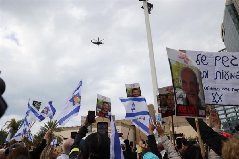 Hamás libera en el centro de Gaza a otros tres rehenes israelíes