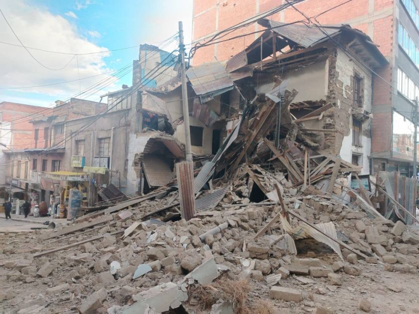 Una vivienda antigua y deshabitada se desploma en La Paz