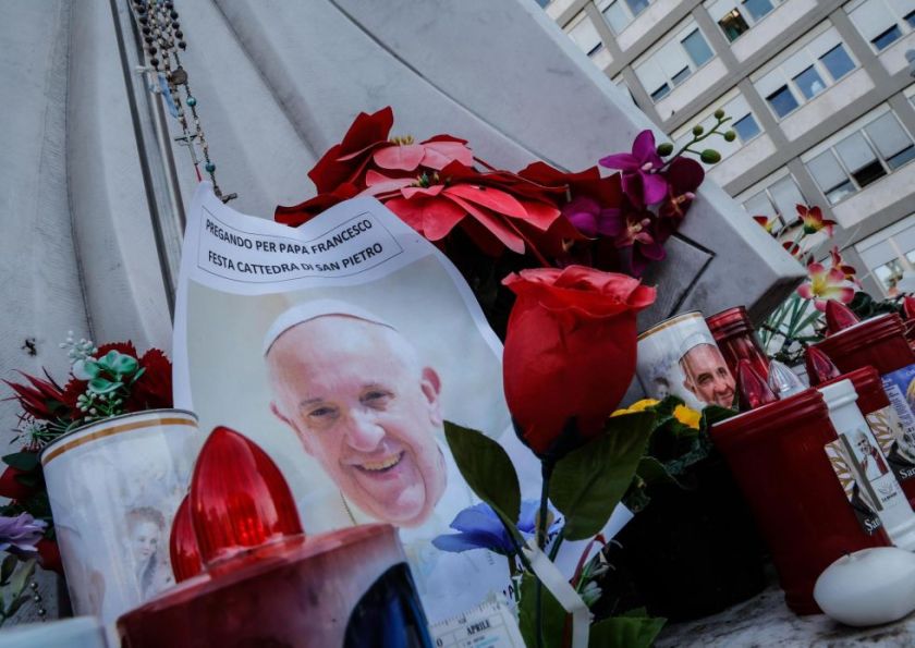 El Papa sigue en estado crítico, presenta una insuficiencia renal leve y necesita oxígeno