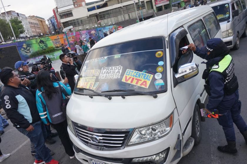 Tensión en La Paz: Choferes aplican incremento en pasajes; Alcaldía activa controles