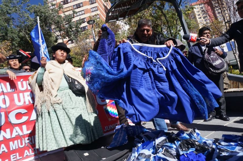 Militantes del MAS se despojan de sus colores en renuncia colectiva