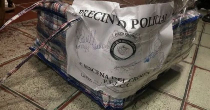 Una mujer llevaba casi Bs 3 millones en cajas de cartón, fue arrestada