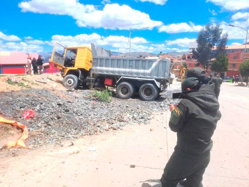 Volqueta con carga de mineral sufre accidente en Villa Santiago