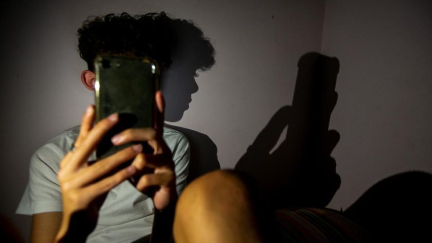 Se conocieron por redes sociales: Aprehenden a mujer trans acusada de corromper a un adolescente