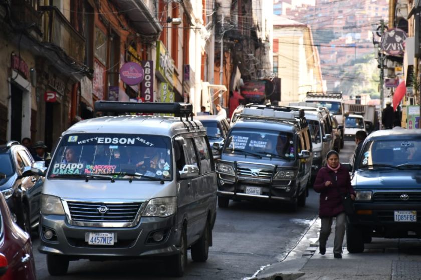 Choferes de La Paz suspenden paro de 48 horas tras disposición de nuevas tarifas