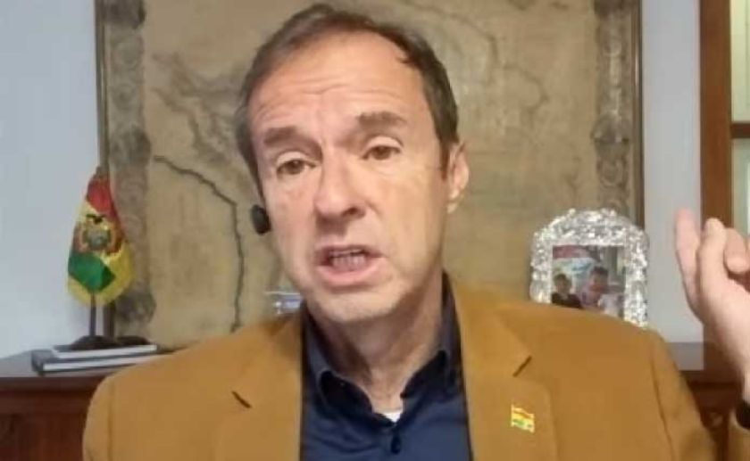 Jorge Quiroga propone mantener la subvención de combustibles sólo para el transporte público