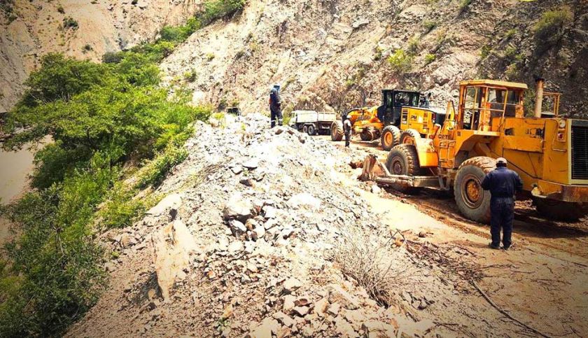 Sedeca atiende emergencia por derrumbes en caminos por causa de las lluvias