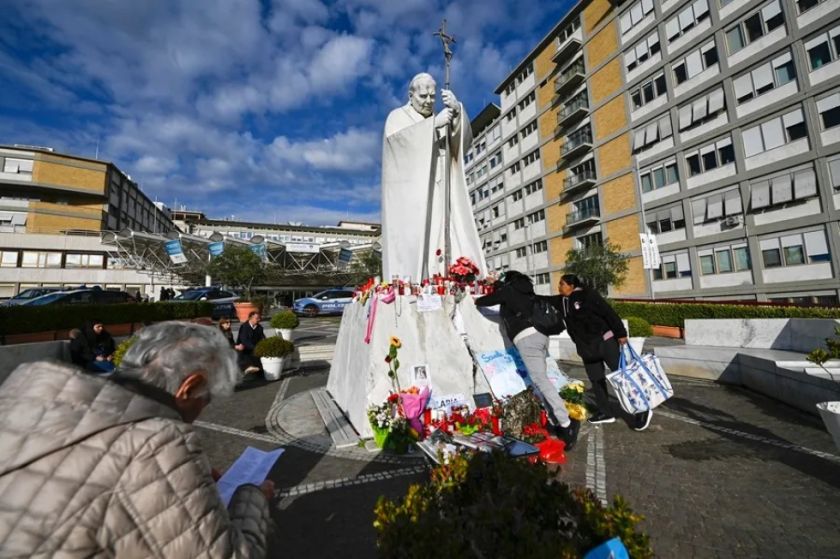 El Papa permanece estable tras el episodio de broncoespasmo y sigue con el tratamiento para la neumonía