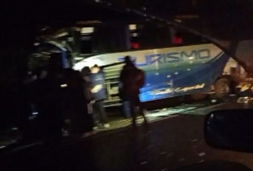 Choque de un bus y un vehículo en la carretera Sucre-Potosí deja seis heridos 