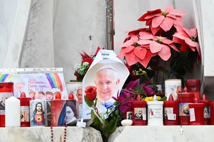 Tras pasar una noche tranquila, el Papa descansa al cumplirse su tercera semana ingresado