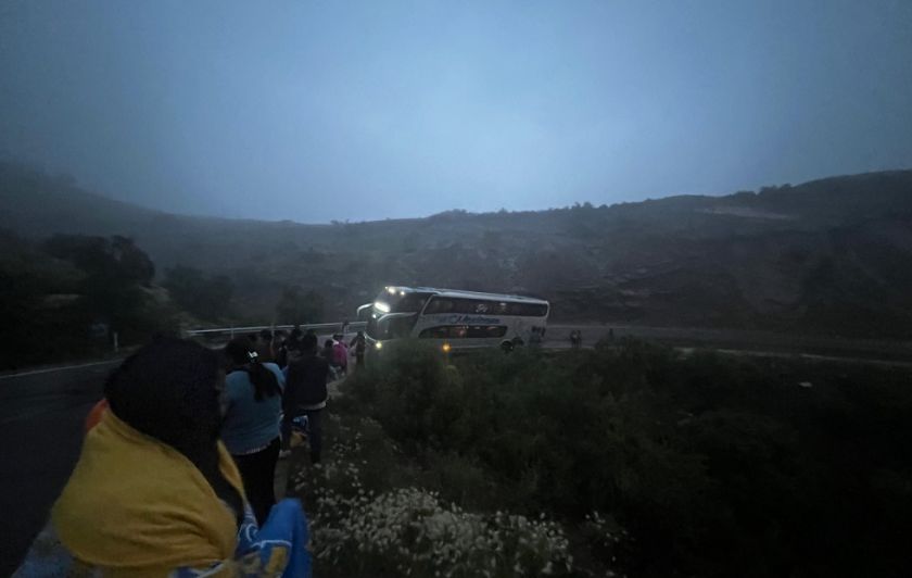 Un bus estuvo cerca de embarrancarse en uno de los ingresos a Sucre