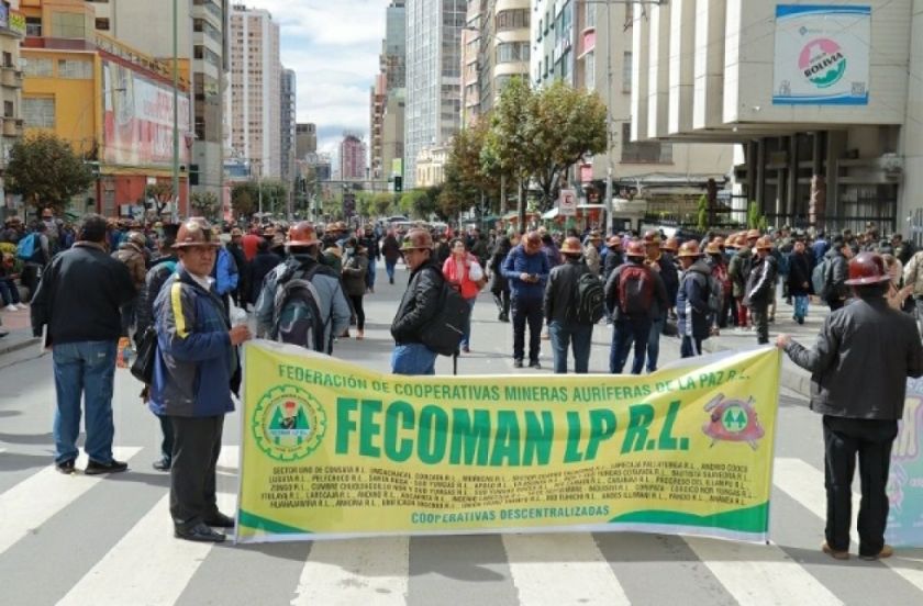 Mineros auríferos bloquean y detonan dinamitas en demanda de combustible