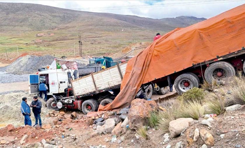 Temporal de lluvia ocasiona accidente al ingreso a la ciudad