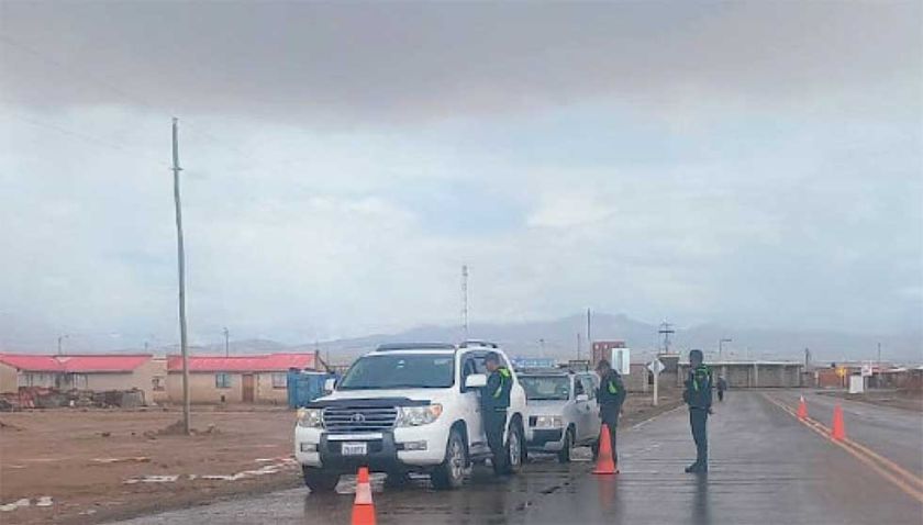 Pese a restricciones, los visitantes siguen yendo hasta el Salar de Uyuni