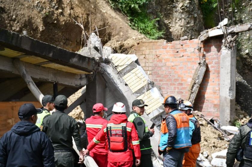 Un hombre queda sepultado por deslizamiento de tierra en La Paz