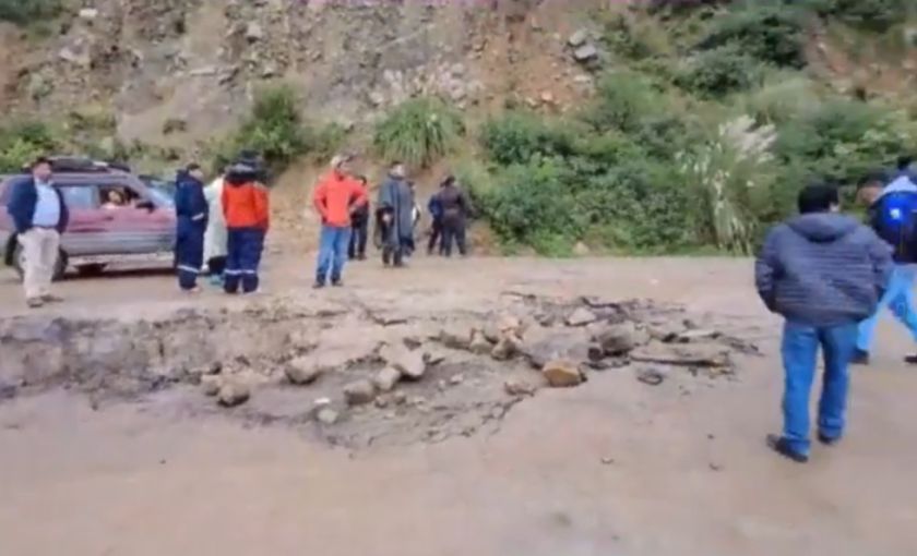 Restringen viajes del Cochabamba al occidente del país por deslizamientos en Llavini