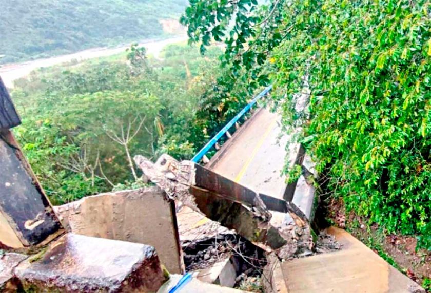 Suben pasajes tras colapso de puente