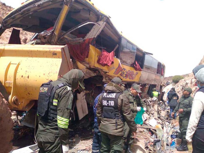 Bus se estrella contra  una peña y deja 14  muertos y 29 heridos