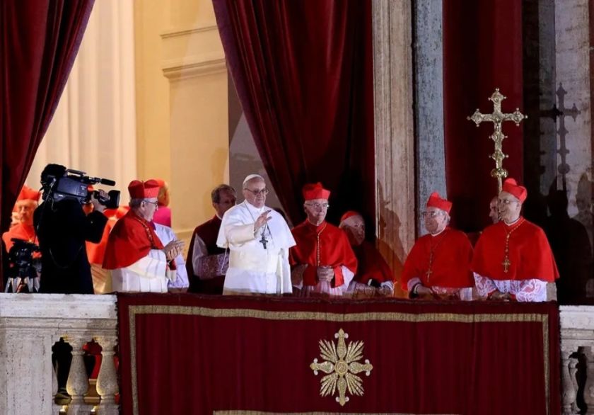 El Papa cumple 12 años de pontificado en el hospital y con el futuro de la Iglesia en el aire