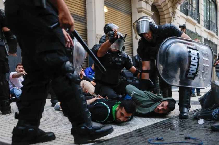 Una protesta de jubilados argentinos desata la mayor represión del Gobierno de Milei