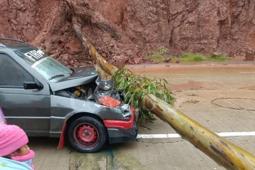 Reportan múltiples emergencias, un herido y una familia evacuada por lluvias en Sucre