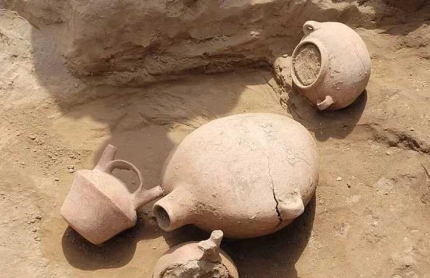 Hallan vasijas de unos 2.000 años de antigüedad en Perú