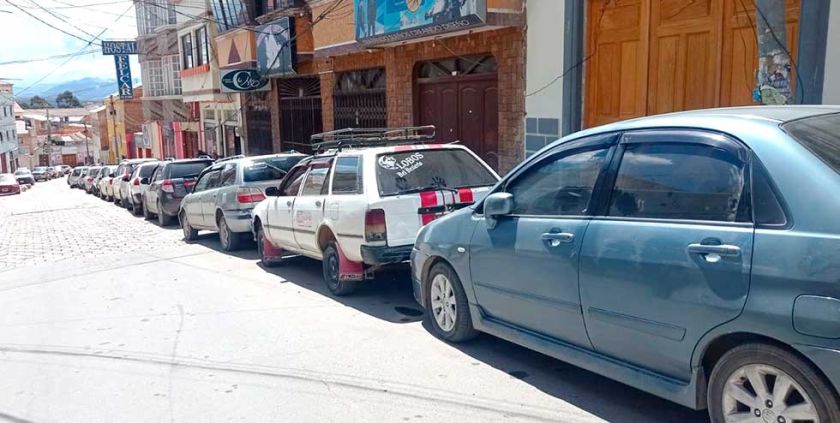 Continúan las filas por carburantes y esperan la llegada de carros cisterna